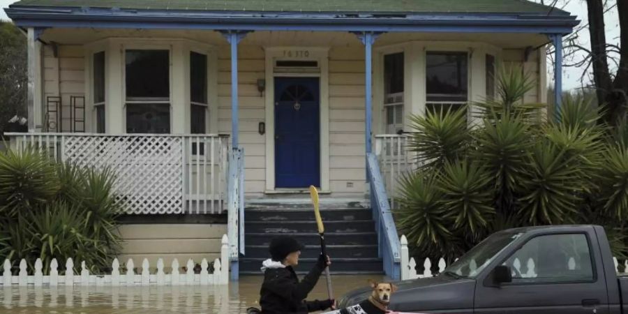 Überflutete Strasse im kalifornischen Guerneville. Foto: Kent Porter/The Press Democrat/AP