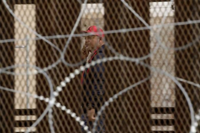 Ein Mann in Nogales, Mexiko an der Grenze zur USA. stephen miller
