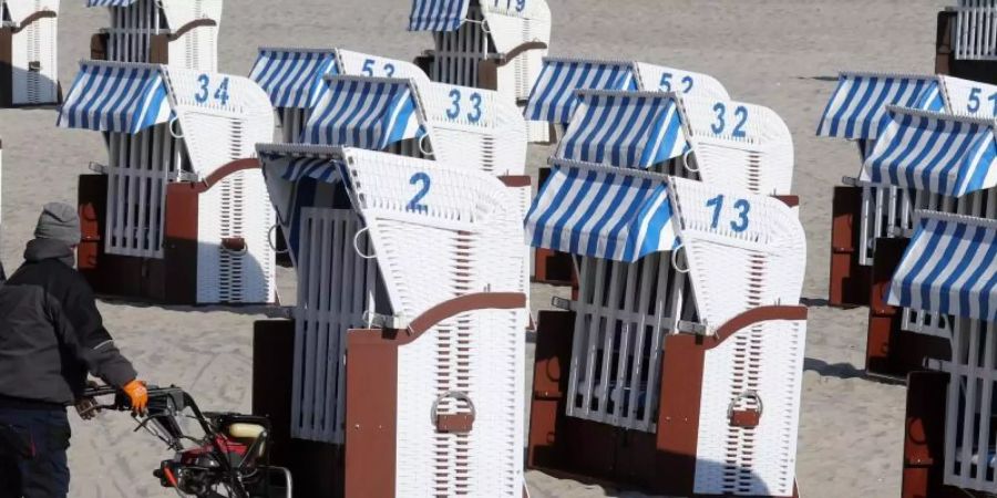 Kann losgehen: Der erste Strandkorbvermieter im Ostseebad Kühlungsborn lässt seine Möbel aufstellen. Foto: Bernd Wüstneck