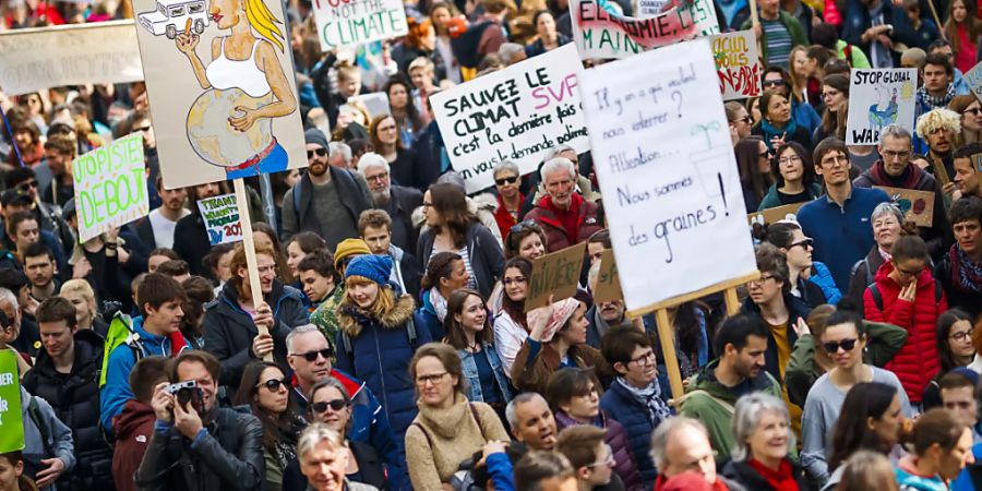 Zu Tausenden auf der Strasse, doch nur wenige an der Urne: Eine neue Studie zeigt, dass die Politikverdrossenheit vieler Jugendlicher noch immer gross ist.