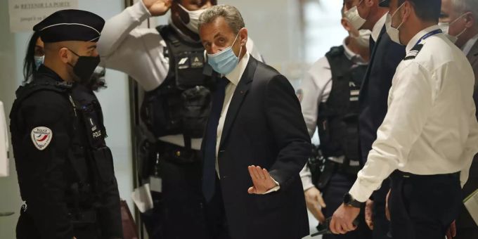 Zwei Wochen nach dem ersten Prozess (Bild) muss Nicolas Sarkozy bereits wieder vor Gericht. Sarkozy Gerichtsprozess Haftstrafe