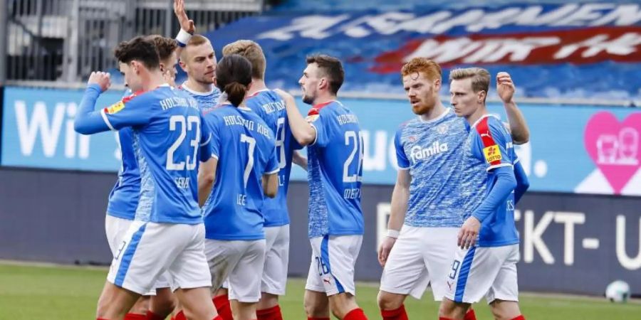 Wegen mehrerer positiver Tests muss die gesamte Mannschaft von Holstein Kiel in Quarantäne. Foto: Frank Molter/dpa