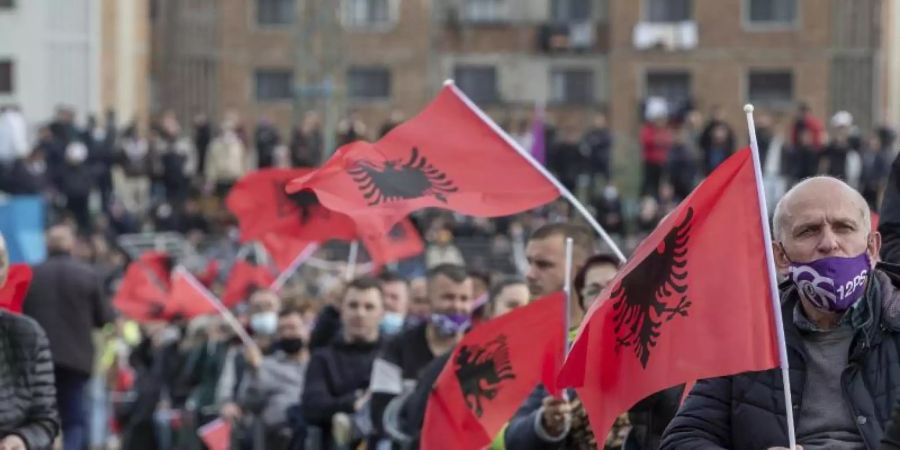 Anhänger der sozialistischen Partei Albaniens bei einer Wahlkampfveranstaltung. Foto: Visar Kryeziu/AP/dpa