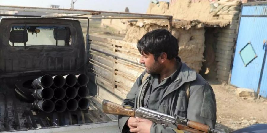 Das Archivfoto zeigt einen afghanischen Sicherheitsbeamten in der Nähe von Kabul. Foto: Rahmat Gul/AP/dpa