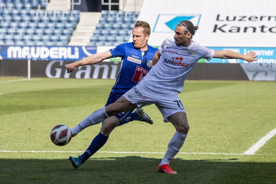 Luzern-Verteidiger Christian Schwegler (l.) bedrängt FCZ-Stürmer Benjamin Kololli.