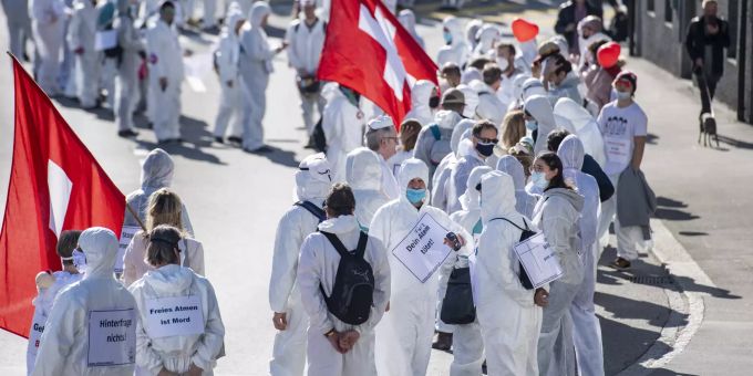 Mehrere hundert Personen demonstrieren an einer Kundgebung gegen die Einschränkungen und Massnahmen des Bundes während der Corona-Pandemie. Coronavirus