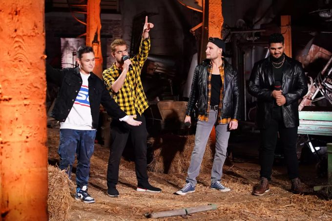 Dominic Möws, Shada Ali, Jan Böckmann und Starian Dwayne McCoy vor der Jury. DSDS