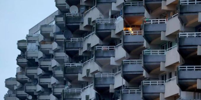 Trotz Corona ist die Zahl der Zwangsversteigerungen in Deutschland im vergangenen Jahr gesunken. Ein Wohnhaus in Köln. Foto: Oliver Berg/dpa Trotz Corona ist die Zahl der Zwangsversteigerungen in Deutschland im vergangenen Jahr gesunken. Ein Wohnhaus in Köln. Foto: Oliver Berg/dpa