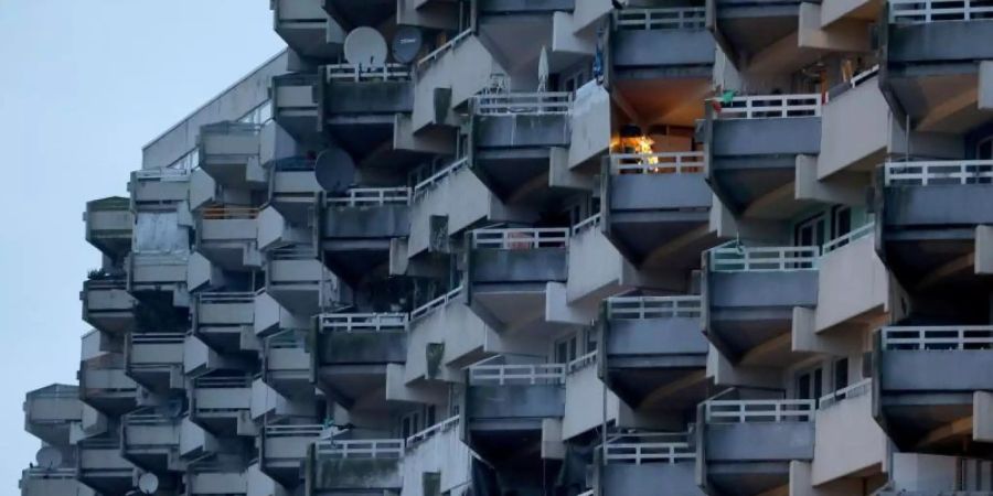 Trotz Corona ist die Zahl der Zwangsversteigerungen in Deutschland im vergangenen Jahr gesunken. Ein Wohnhaus in Köln. Foto: Oliver Berg/dpa