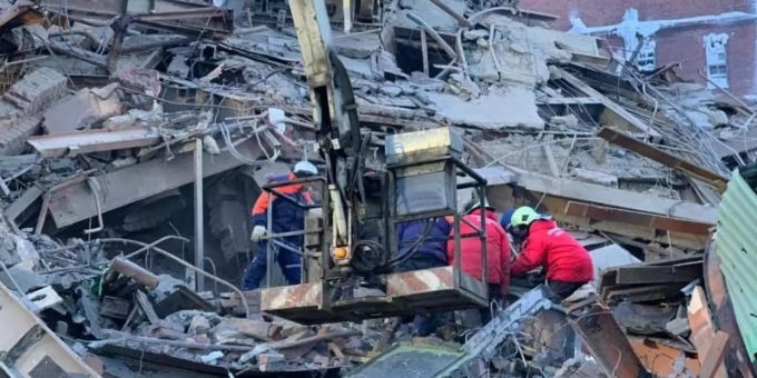 Das vom russischen Katastrophenschutzministerium veröffentlichte Foto zeigt Rettungskräfte an der eingestürzten Produktionshalle. Foto: -/Russian Emergency Ministry Press Service/AP/dpa Das vom russischen Katastrophenschutzministerium veröffentlichte Foto zeigt Rettungskräfte an der eingestürzten Produktionshalle. Foto: -/Russian Emergency Ministry Press Service/AP/dpa