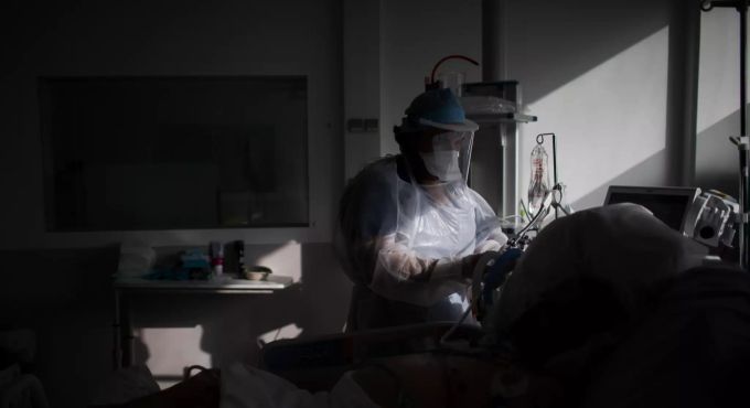Eine Krankenpflegerin kümmert sich auf der Intensivstation des Timone-Krankenhauses um einen Corona-Patienten. Coronavirus - Frankreich