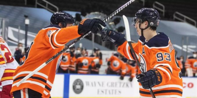 Leon Draisaitl (l) und Ryan Nugent-Hopkins von den Edmonton Oilers jubeln über ein Tor. Foto: Jason Franson/The Canadian Press/AP/dpa Leon Draisaitl (l) und Ryan Nugent-Hopkins von den Edmonton Oilers jubeln über ein Tor. Foto: Jason Franson/The Canadian Press/AP/dpa
