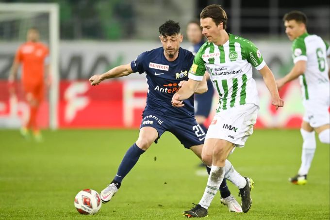 Blerim Dzemaili (l.) vom FCZ setzt FCSG-Antreiber Lukas Görtler unter Druck. FCZ