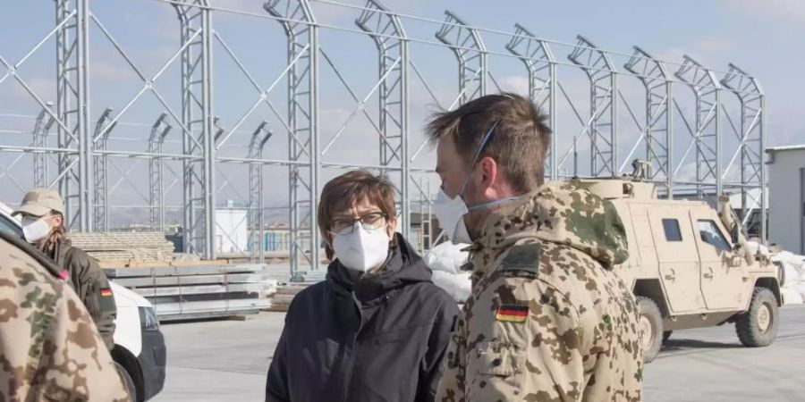 Verteidigungsministerin Annegret Kramp-Karrenbauer sieht die in Afghanistan stationierten Soldaten in grösserer Gefahr. Foto: Sabine Oelbeck/Bundeswehr/dpa