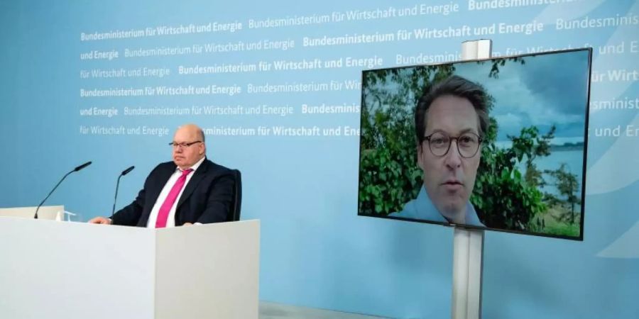 Bundeswirtschaftsminister Peter Altmaier (l) und (zugeschaltet) Bundesverkehrsminister Andreas Scheuer bei der virtuellen Pressekonferenz zur Projektauswahl für das grosse EU-Wasserstoffprojekt. Foto: Bernd von Jutrczenka/dpa Pool/dpa