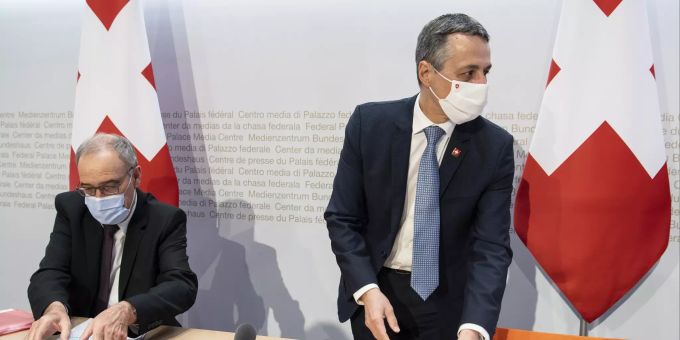 Bundespräsident Guy Parmelin und Bundesrat Ignazio Cassis, von links, verlassen eine Medienkonferenz über das Rahmenabkommen mit der EU, am Mittwoch, 26. Mai 2021, in Bern. bundesrat