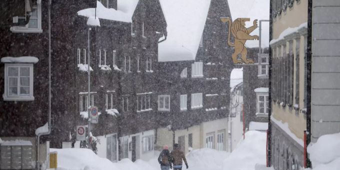Das Eingeschneite Dorfzentrum von Hospental während den heftigen Schneefällen am Sonntag, 13. Januar 2019, im Kanton Uri. Hospental
