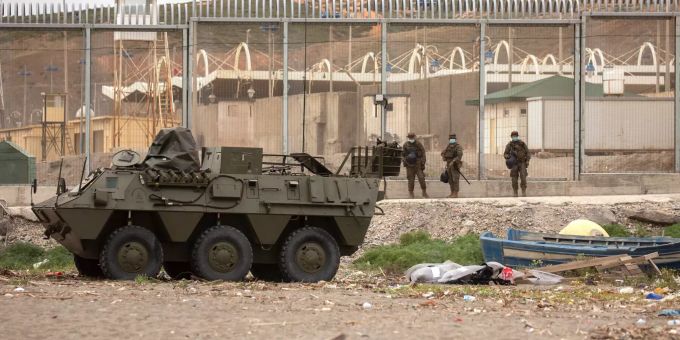 Spanische Soldaten auf der spanischen Exklave Ceuta. ceuta migrationskrise