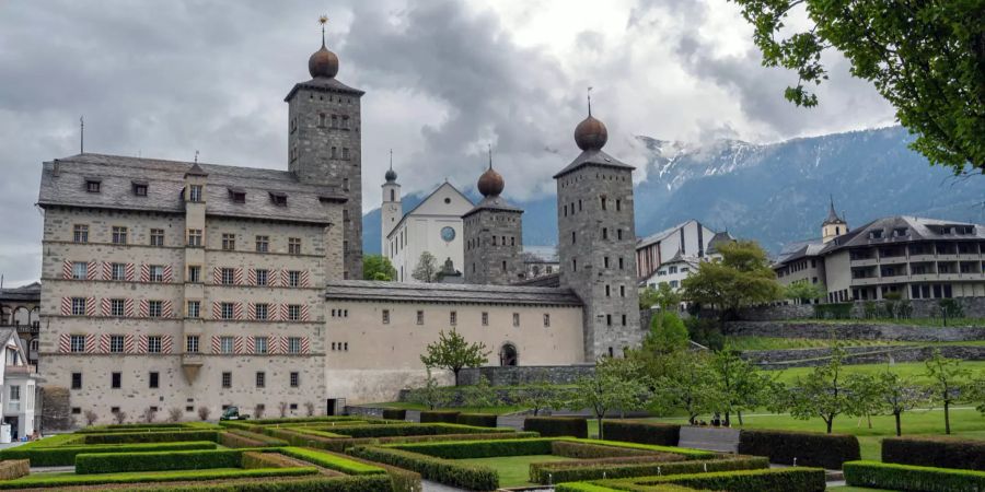 Das Stockalperschloss, der Stockalperpalast, die Kollegiumskirche und der Schlossgarten in Brig-Glis.