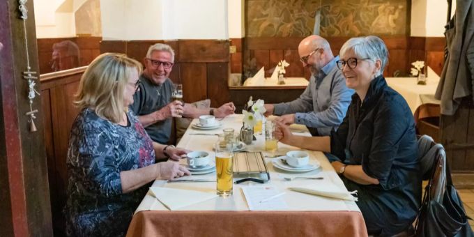 Unzertifizierte müssen bald draussen bleiben. Ein Tisch in einem Restaurant. Gastronomie coronavirus