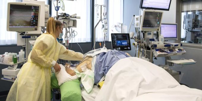 Pflegepersonal im Universitätspital der Insel Gruppe kümmert sich auf der Intensivstation um einen Covid-Patienten , am 16. Dezember 2020, in Bern. Inselspital Pflegepersonal Coronavirus Patient