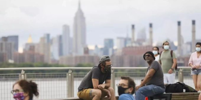 Menschen tragen Masken in New York. new york