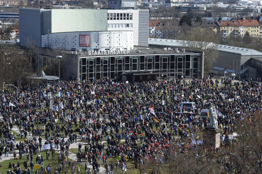 In Kassel (D) demonstrierten am Samstag rund 20'000 Menschen gegen die Corona-Massnahmen.