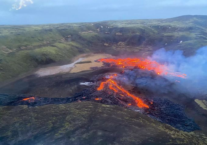 Eine Luftaufnahme der Küstenwache zeigt wie Lava aus dem Vulkan Fagradalsfjall fliesst und Rauch aufsteigt. Vulkanausbruch in Island