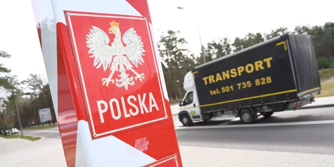 Ein polnischer Grenzpfahl steht am Grenzübergang zwischen Ahlbeck und Swinemünde in Polen auf der Insel Usedom. Coronavirus - Polen