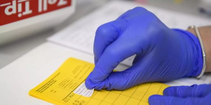 Für Corona-Geimpfte soll es demnächst Lockerungen geben. Ländern, Städten und Gemeinden geht es allerdings nicht schnell genug. Foto: Christopher Neundorf/dpa Für Corona-Geimpfte soll es demnächst Lockerungen geben. Ländern, Städten und Gemeinden geht es allerdings nicht schnell genug. Foto: Christopher Neundorf/dpa