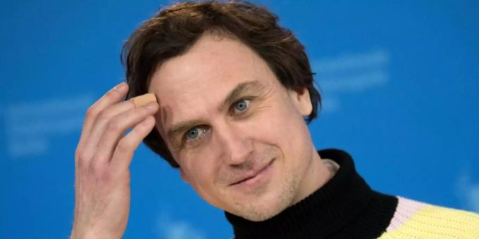 Er ist Kult: Lars Eidinger ist an der Schaubühne als Hamlet und auch mal als DJ unterwegs. Foto: Jörg Carstensen/dpa Er ist Kult: Lars Eidinger ist an der Schaubühne als Hamlet und auch mal als DJ unterwegs. Foto: Jörg Carstensen/dpa
