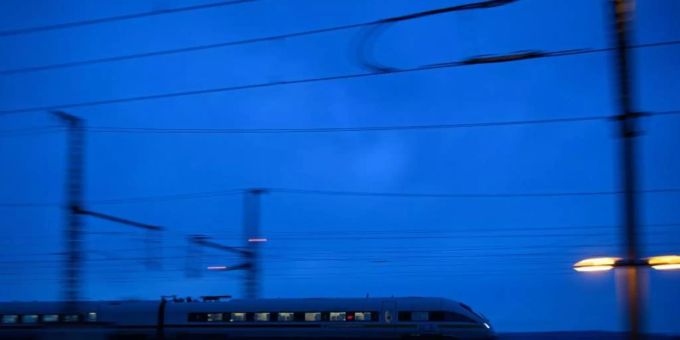 Angesichts der nächtlichen Ausgangsbeschränkungen empfiehlt das Innenministerium, touristische Reisen zwischen 22 und 5 Uhr besser umzubuchen. Foto: Robert Michael/dpa-Zentralbild/dpa Angesichts der nächtlichen Ausgangsbeschränkungen empfiehlt das Innenministerium, touristische Reisen zwischen 22 und 5 Uhr besser umzubuchen. Foto: Robert Michael/dpa-Zentralbild/dpa
