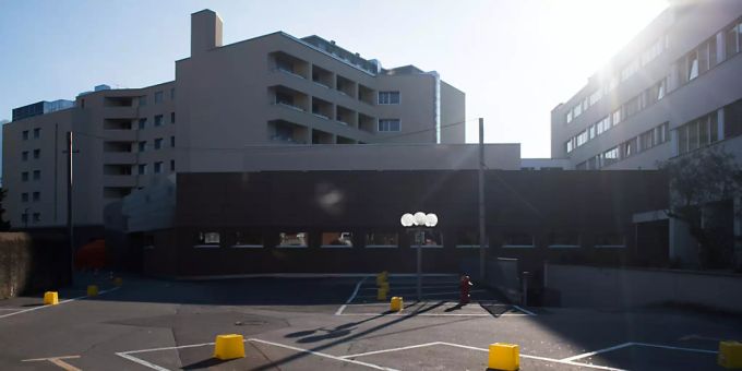 Die Luganeser Privatklinik Moncucco hat eine Abteilung zur Behandlung von Long Covid gegründet. Im Bild: Absperrungen vor der Klinik für Feldzelte des Katastropfenschutzes im März 2020. Die Luganeser Privatklinik Moncucco hat eine Abteilung zur Behandlung von Long Covid gegründet. Im Bild: Absperrungen vor der Klinik für Feldzelte des Katastropfenschutzes im März 2020.