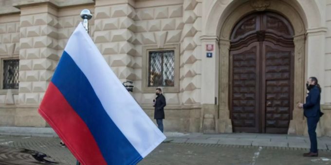Russisches Botschaftsfahrzeug vor Aussenministerium in Prag Russisches Botschaftsfahrzeug vor Aussenministerium in Prag