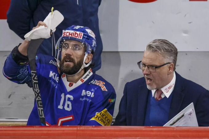 EHC Kloten Cheftrainer Per Hanberg, rechts, im Gespräch mit Dominic Forget während dem dritten Eishockey Playoff-Finalspiel der Swiss League zwischen dem EHC Kloten und dem HC Ajoie am Donnerstag, 22. April 2021, in Kloten. Swiss League Kloten