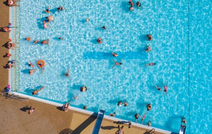 Die Anzahl Badegäste innerhalb eines Schwimmbeckens ist aufgrund von Corona beschränkt. Schwimmbecken