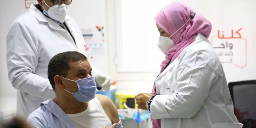 Interimsregierungschef Dbeibah bei seiner Impfung