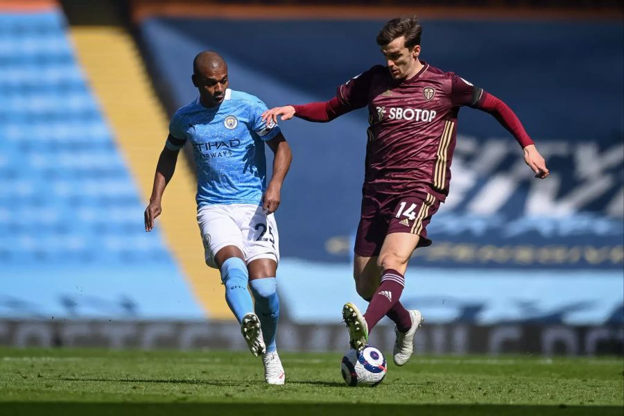 Manchester-Captain Fernandinho (l.) setzt Diego Llorente (r.) unter Druck.