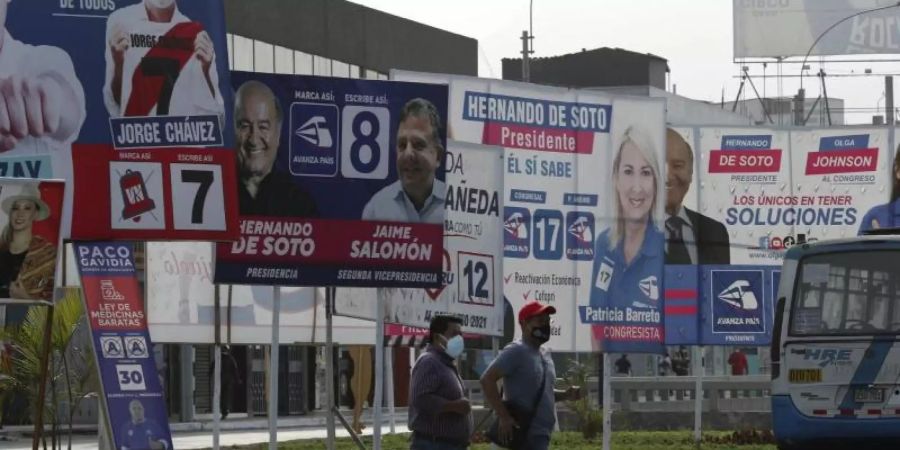 Wahlplakate der Kandidaten stehen an einer Strasse in Lima. Foto: Martin Mejia/AP/dpa