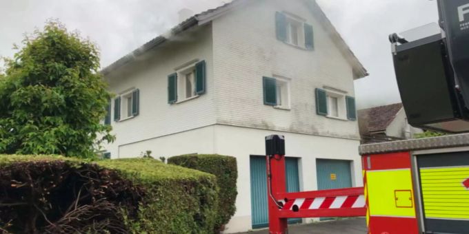 Am Haus entstand Sachschaden in der Höhe von mehreren 100'000 Franken. Brand