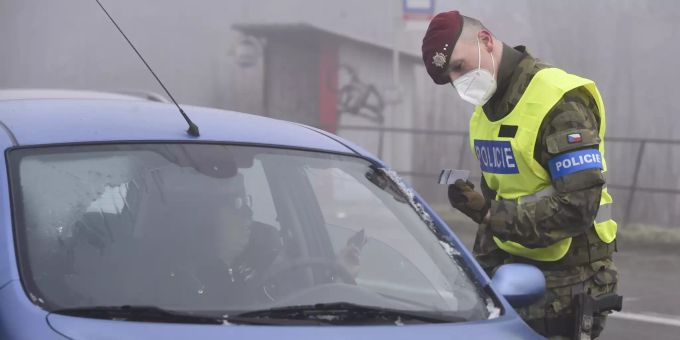 Ein Polizist kontrolliert während einer Strassenkontrolle ein Fahrzeug im Dorf Zvonìjov bei Jihlava. Coronavirus - Tschechien