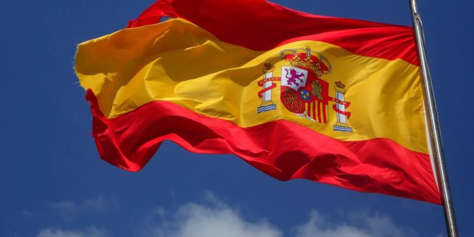 Die spanische Flagge weht im Wind. (Symbolbild) Spanien