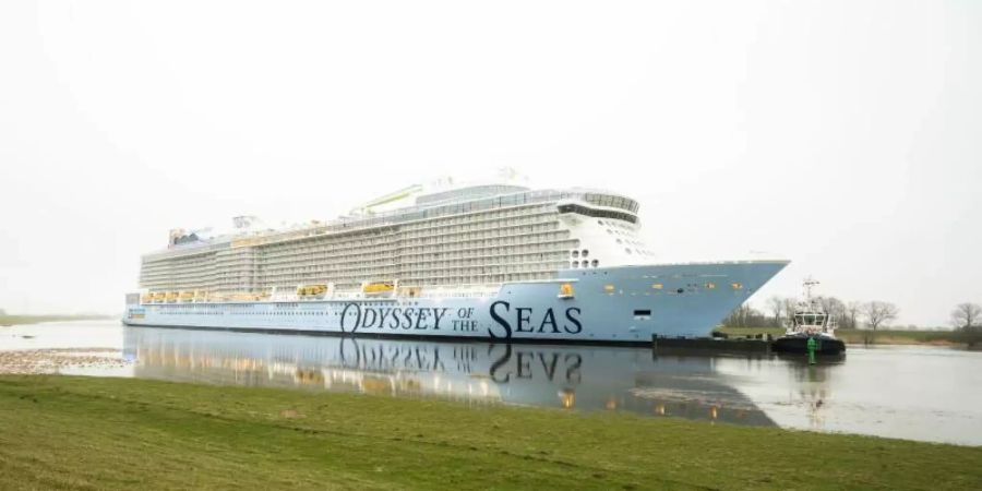 Das Kreuzfahrtschiff «Odyssey of the Seas» wird von der Meyer-Werft über die Ems in Richtung Nordsee überführt. Foto: Mohssen Assanimoghaddam/dpa