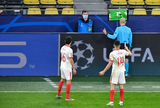 Schiedsrichter Cüneyt Cakir überprüft das Tor von Erling Haaland zum 2:0 für den BVB gegen Sevilla im Achtelfinal-Rückspiel der Champions League. BVB Sevilla Champions League