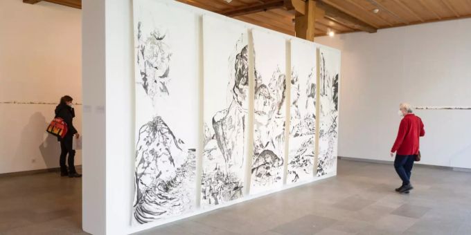 Esther Amrein verbindet in der Ausstellung Einzelteile eines fiktiven Horizonts. Zofingen