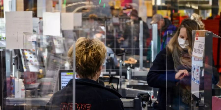 Eine deutsche Kassiererin prangert auf X Ignoranz, abwertende Kommentare und unrealistische Kundenerwartungen an.