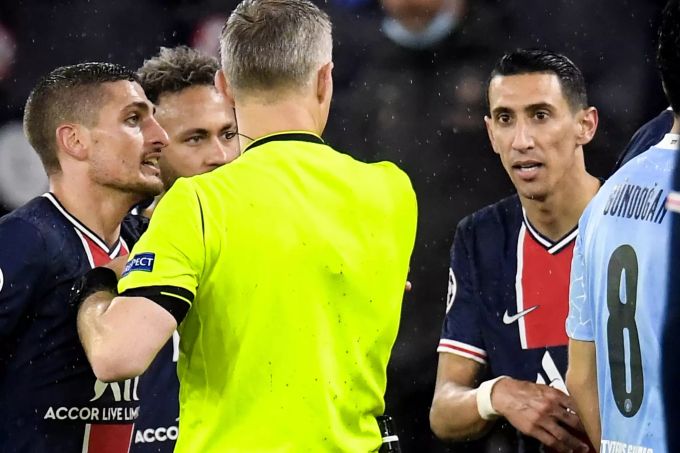 Marco Verratti (l) diskutierte immer wieder mit dem Schiedsrichter während des Spiels. Paris Saint-Germain