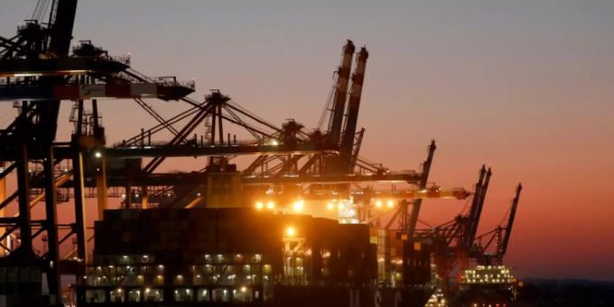 Schiff im Hamburger Hafen ifo institut für wirtschaftsforschung