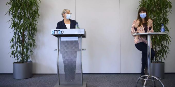 Die Waadtländer Regierungsrätin Rebecca Ruiz, rechts, spricht an der Seite von Béatrice Métraux, links, anlässlich der Einweihung des Impfzentrums im Montreux Music & Convention Centre (2M2C) Ruiz Métraux Coronavirus Impfung