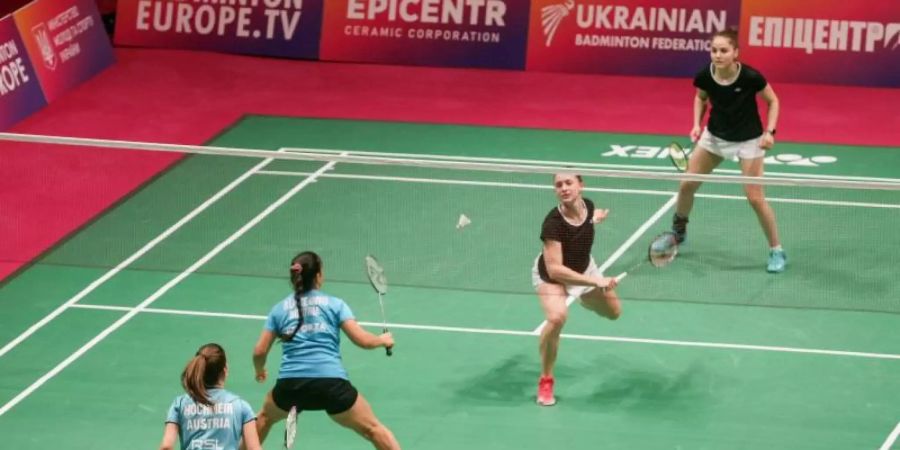 Das deutsche Doppel Annabella Jäger (r-l) und Stine Küspert spielt gegen Serena Au Yeong und Katharina Hochmeir aus Österreich. Foto: ---/Ukrinform/dpa